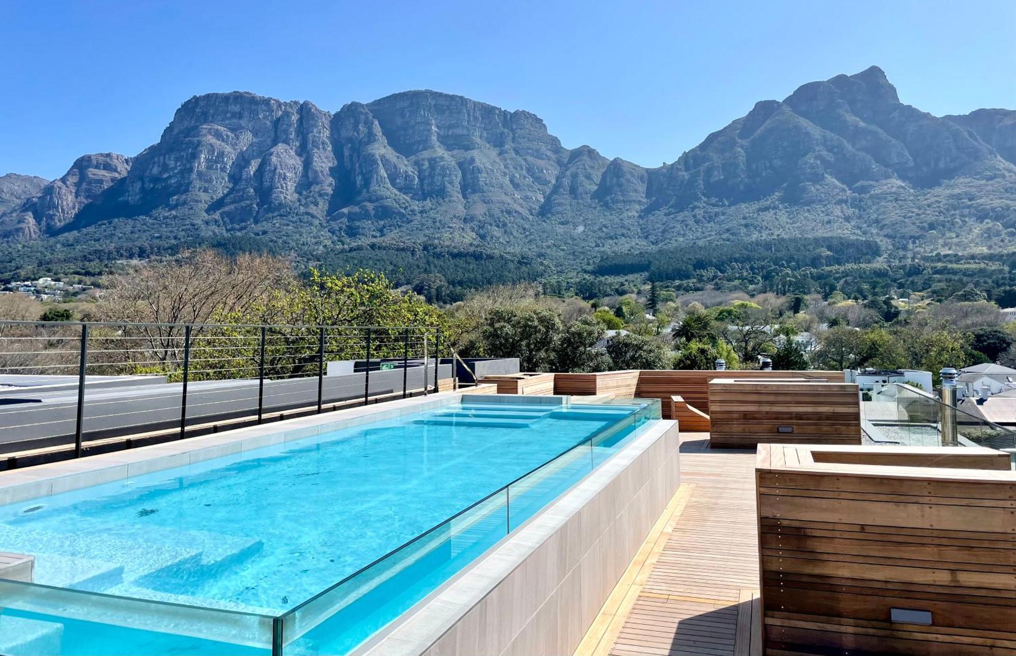 Neue Luxurioese Penthouse-wohnung Mit 3 Schlafzimmern, Atemberaubendem Tafelbergblick Und Rooftop Pool Auf 210m2