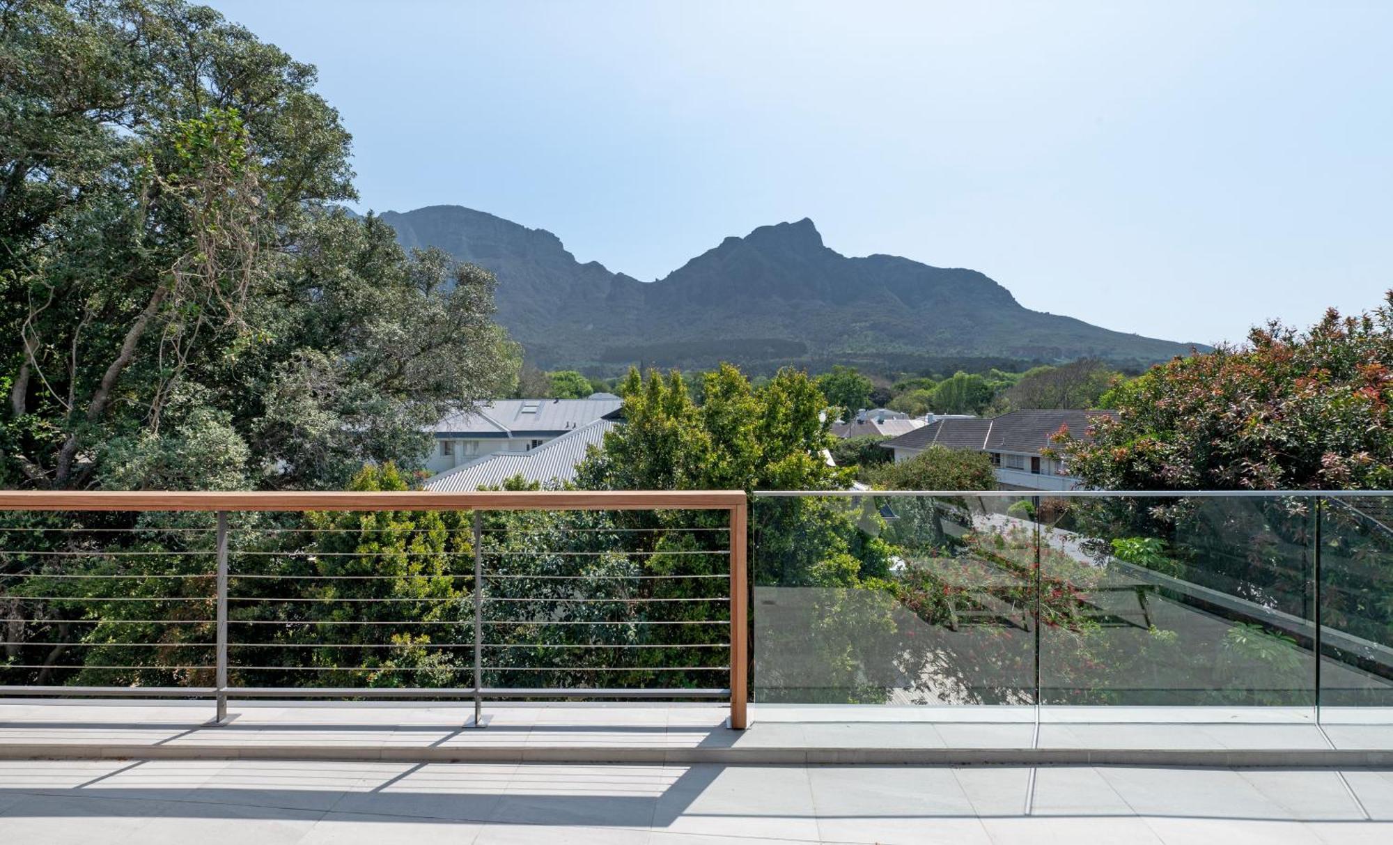 Neue Luxurioese Penthouse-wohnung Mit 3 Schlafzimmern, Atemberaubendem Tafelbergblick Und Rooftop Pool Auf 210m2 Cape Town