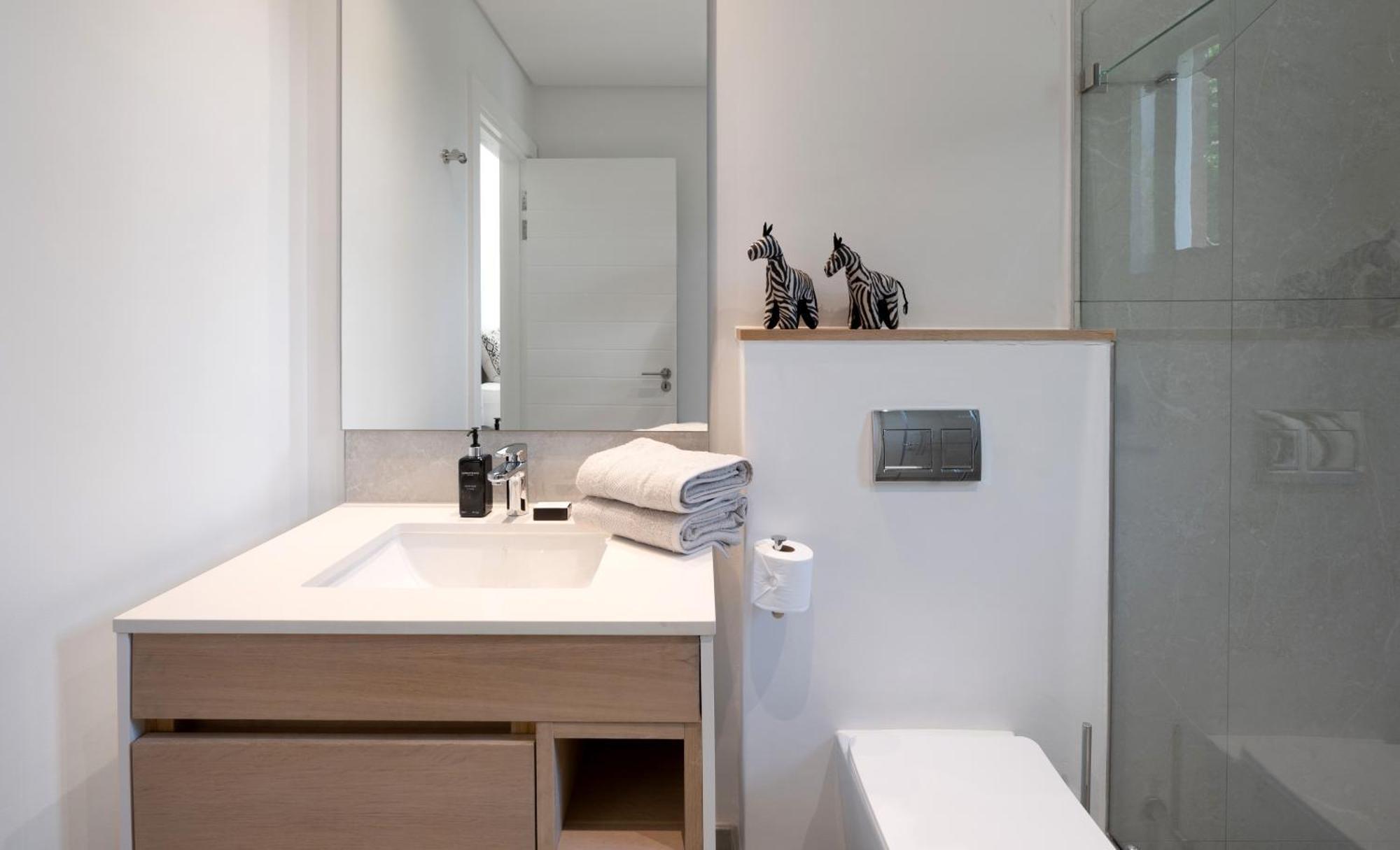 Neue Luxurioese Penthouse-wohnung Mit 3 Schlafzimmern, Atemberaubendem Tafelbergblick Und Rooftop Pool Auf 210m2 Cape Town