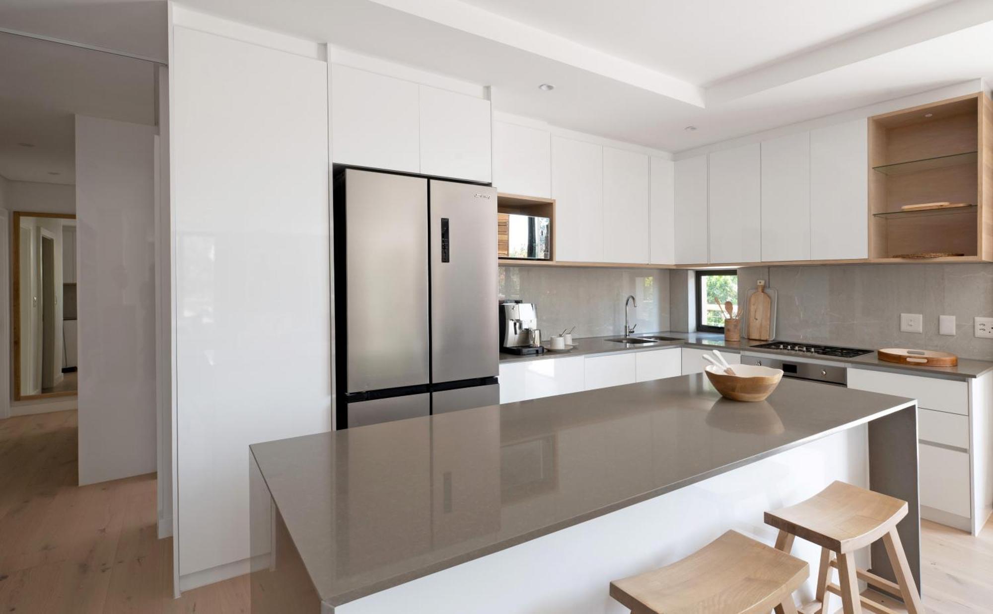 Neue Luxurioese Penthouse-wohnung Mit 3 Schlafzimmern, Atemberaubendem Tafelbergblick Und Rooftop Pool Auf 210m2