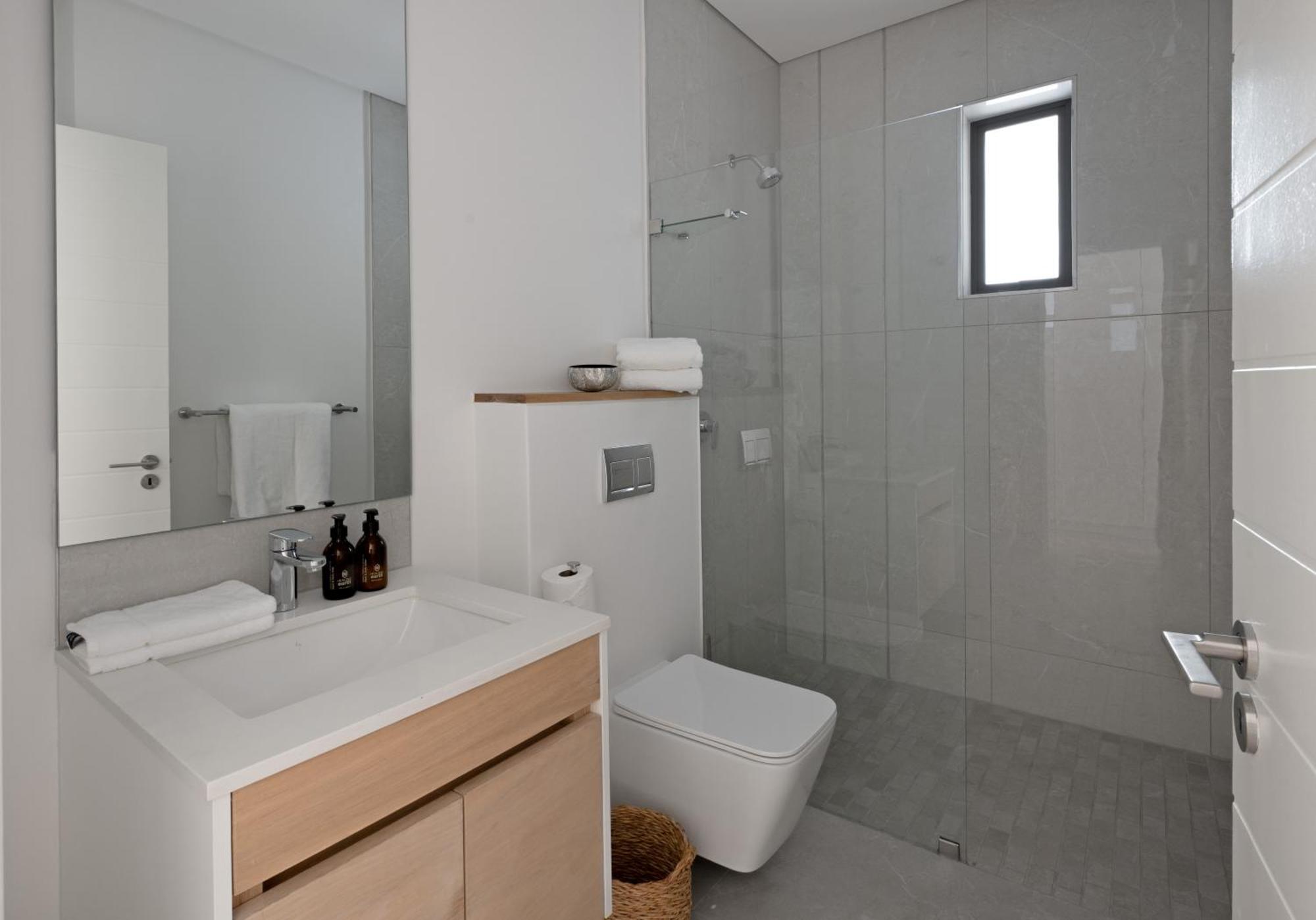 Neue Luxurioese Penthouse-wohnung Mit 3 Schlafzimmern, Atemberaubendem Tafelbergblick Und Rooftop Pool Auf 210m2 Cape Town